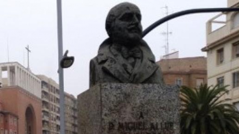 Miguel Allué, presidente de la Comisión Provincial de Depuración de Zaragoza sigue teniendo una calle y un busto en el centro de la capital aragonesa.
