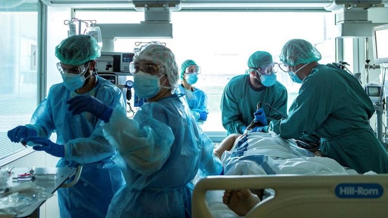 Varios profesionales sanitarios trabajan en la UCI del Hospital de Bellvitge, en Hospitalet de Llobregat.