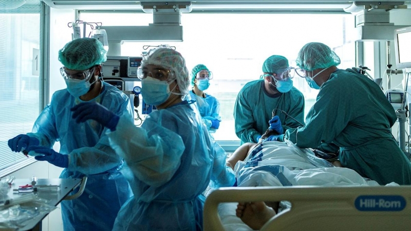 Varios profesionales sanitarios trabajan en la UCI del Hospital de Bellvitge, en Hospitalet de Llobregat.