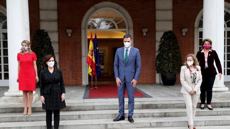 El presidente del Gobierno, Pedro Sánchez (c), posa junto la vicepresidenta tercera, Yolanda Díaz (i), la vicepresidenta primera del Gobierno, Carmen Calvo (2-i), la vicepresidenta segunda, Nadia Calviño (2-d), y la vicepresidenta cuarta del Gobierno y mi