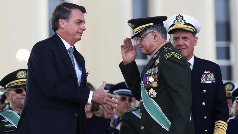 Fotografía cedida por la Agencia Brasil que muestra al presidente Jair Bolsonaro mientras saluda al general del Ejército Eduardo Pujol, el 23 de agosto de 2019, durante una ceremonia en Brasilia (Brasil).