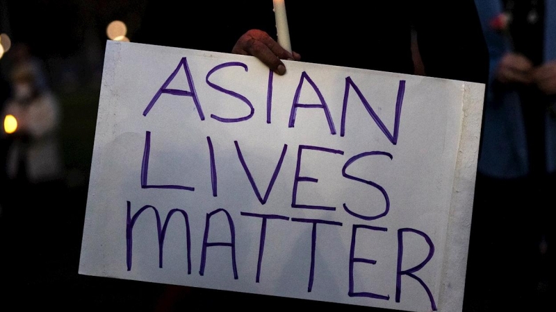 Pancarta con la frase 'las vidas de los asiáticos importan' ante la oleada de racismo en EEUU.