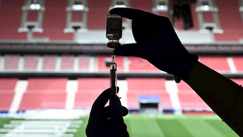 Una sanitaria prepara una dosis de la vacuna contra la Covid-19 en el estadio Wanda Metropolitano en Madrid.