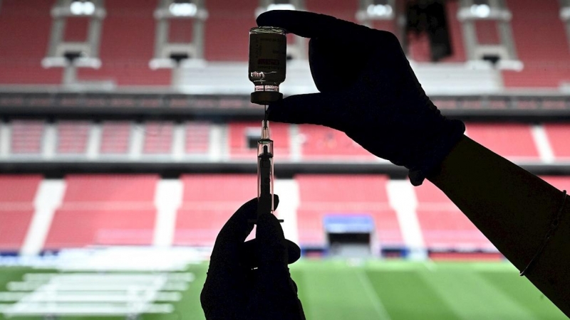 Una sanitaria prepara una dosis de la vacuna contra la Covid-19 en el estadio Wanda Metropolitano en Madrid.