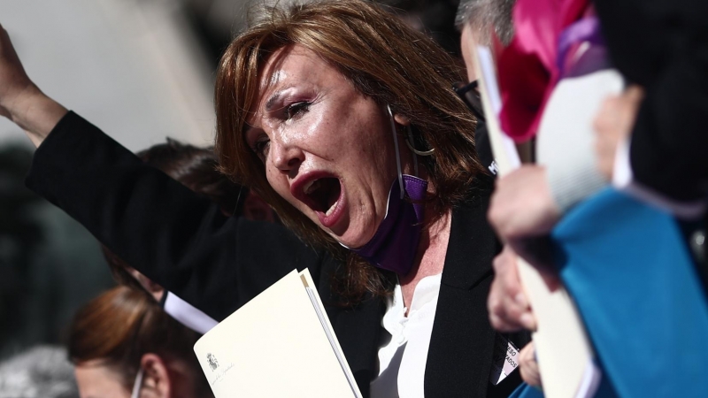 La presidenta de la Federación Plataforma Trans, Mar Cambrollé, levanta el brazo en una rueda de prensa de colectivos trans tras registrar una ley en el Congreso de los Diputados, en Madrid, (España), a 17 de marzo de 2021.