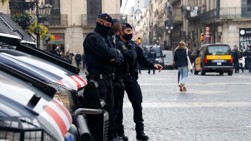 Furgones dels Mossos i agents a la plaça Sant Jaume