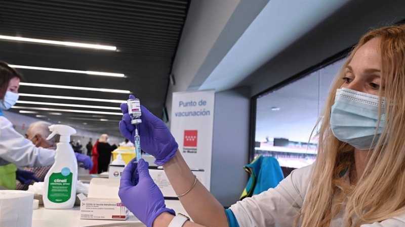 Una sanitaria prepara una dosis de la vacuna contra la Covid-19 en el estadio Wanda Metropolitano en Madrid.