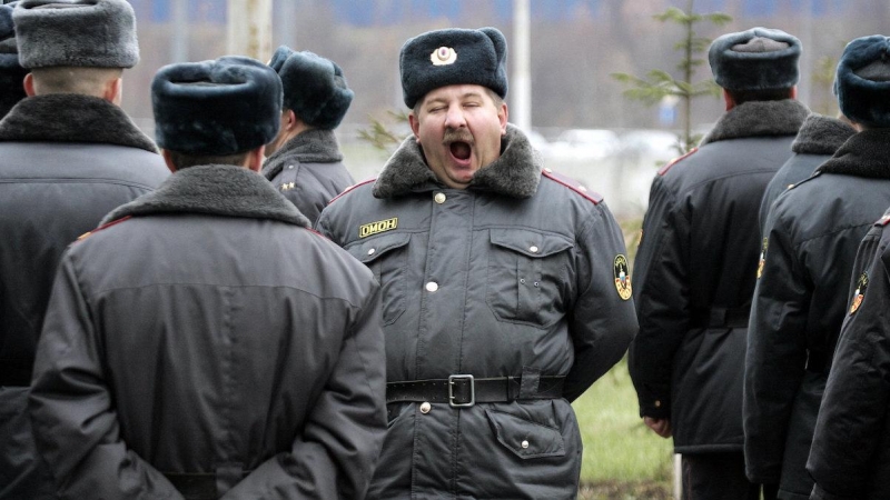 bostezo policía rusa