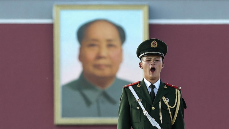 Bostezo guardia Tiananmen