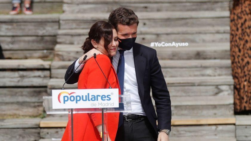 La presidenta de la Comunidad de Madrid y candidata a la reelección, Isabel Díaz Ayuso, junto al presidente nacional del Partido Popular, Pablo Casado, durante la presentación de la candidatura del Partido Popular de Madrid para las elecciones a la Asamb