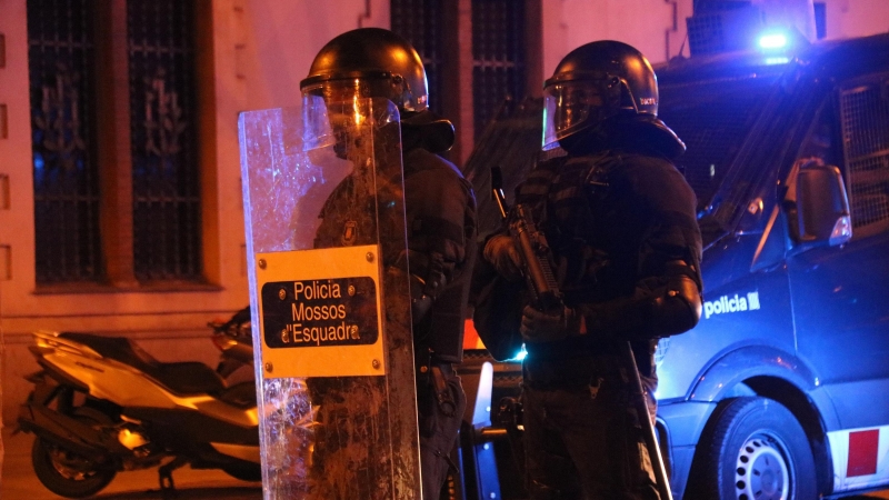 Dos agents dels Mossos d'Esquadra durant una manifestació a Barcelona contra l'empresonament de Pablo Hasel.