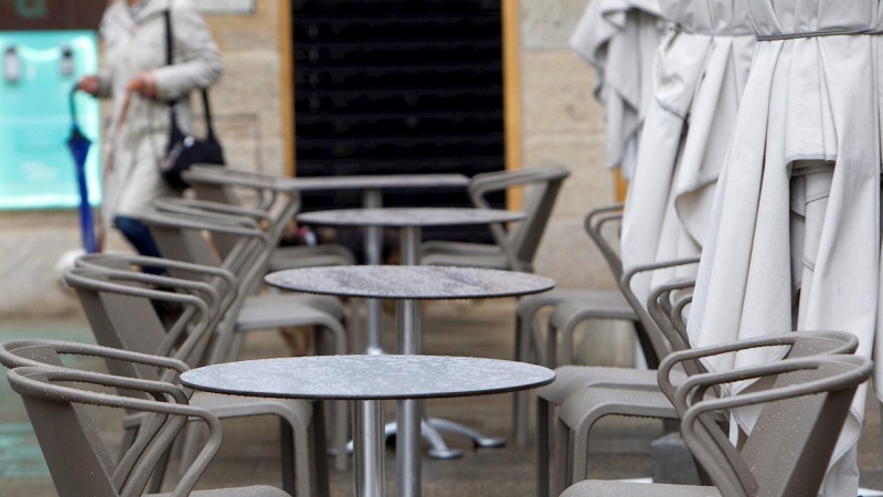 Una terraza de un bar vacía, en una imagen de archivo.