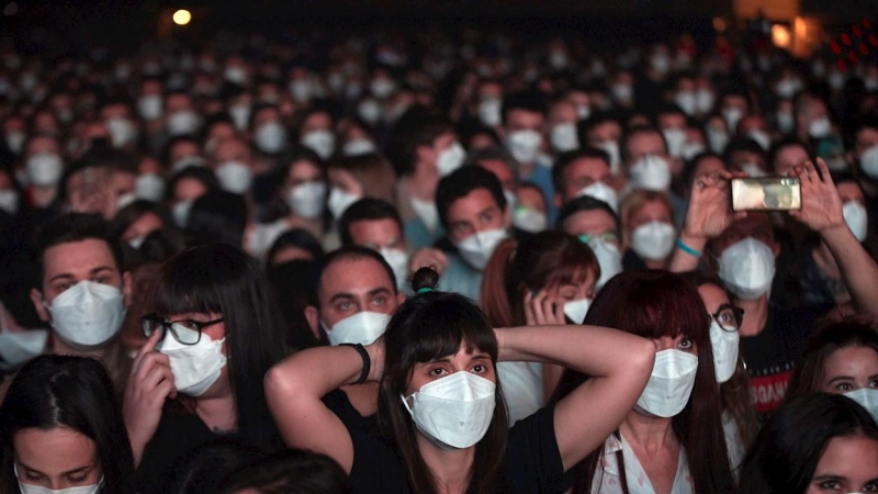 Un momento del concierto que ha ofrecido hoy Sábado el grupo Love of Lesbian en el palau Sant Jordi de Barcelona, el primer directo masivo en pandemia.