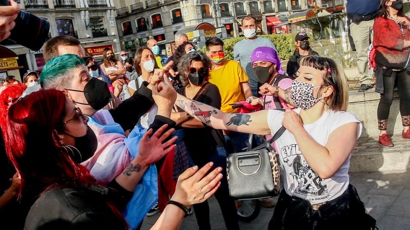 Una neonazi se enfrenta a varias activistas trans en una concentración a favor de los derechos de las personas trans, a 31 de marzo de 2021, en Madrid (España).