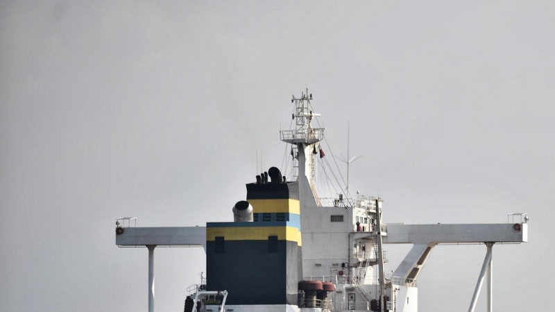 Un barco navega por el Canal de Suez mientras el tráfico se reanuda después de que el buque portacontenedores 'Ever Given' operado por Evergreen Marine Corporation fuera liberado tras bloquear la ruta fluvial durante casi una semana.