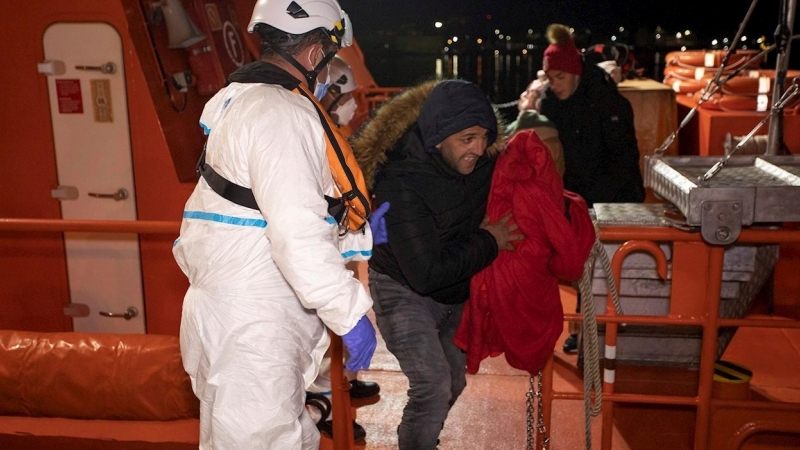 Migrantes llegando al puerto de Motril