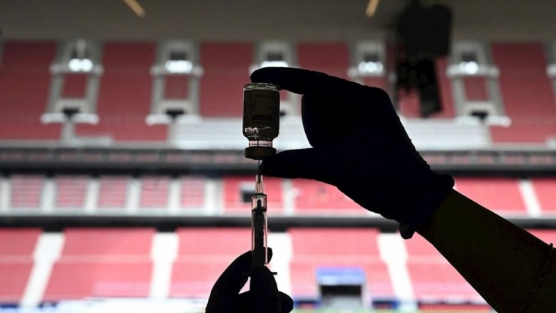 Una sanitaria prepara una dosis de la vacuna contra la Covid-19 en el estadio Wanda Metropolitano en Madrid. — Fernando Villar / EFE