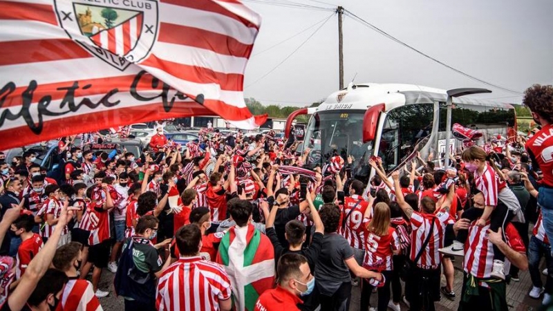 Aficionados se concentran ante las instalaciones de Lezama para arropar a la expedición del Athletic Club de Bilbao que parte este jueves hacia Sevilla para disputar el próximo sábado la final de la Copa del Rey en el estadio de La Cartuja. EFE/Javier Zor