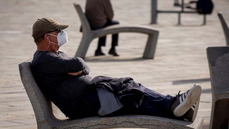 Un hombre toma el sol este miércoles en la playa de la Nova Icaria de Barcelona.