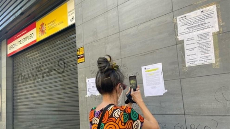 Una mujer delante de una oficina del SEPE. Eduardo Parra / Europa Press.