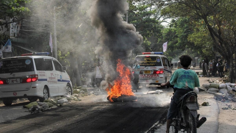 Una motocicleta en llamas en una de las protestas acontecidas esta semana en Mandalay, Myanmar.