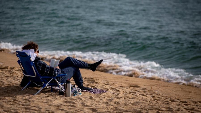 Una persona lee este miércoles en la playa de la Nova Icaria de Barcelona.