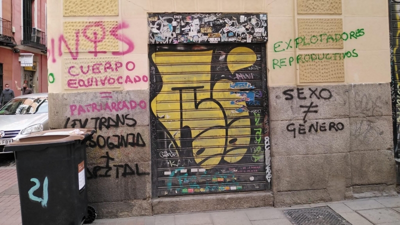 03/04/2021. Pintadas en la fachada de la sede de la organización LGTB. - Cogam
