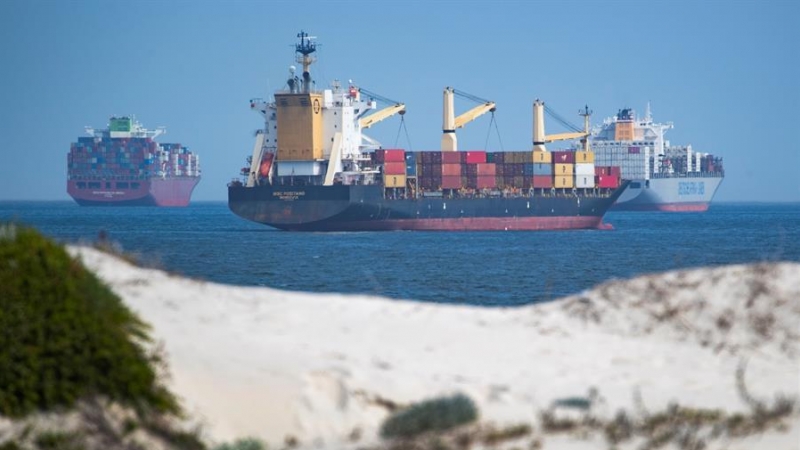 Varios barcos de contenedores aparecen este martes junto a Table Bay, en Ciudad del Cabo.