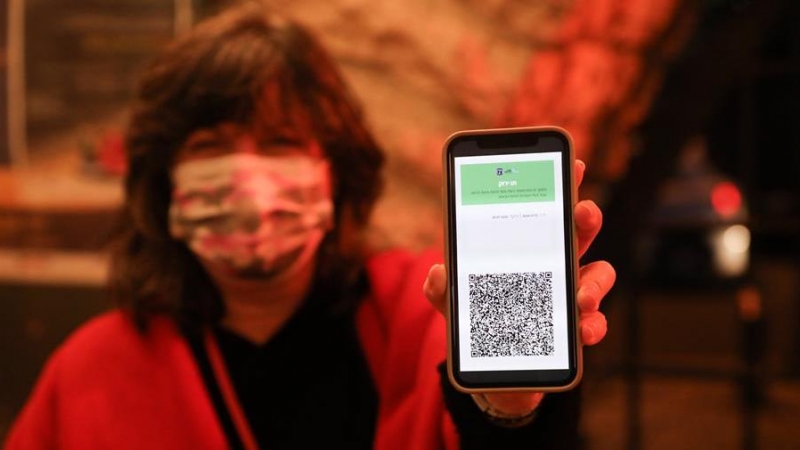 Según el proyecto presentado, el certificado sería gratuito, se podrá presentar en formato electrónico -con un código QR- o en papel -con un código de barras- y estará disponible en inglés y en la lengua oficial del país que lo emita.