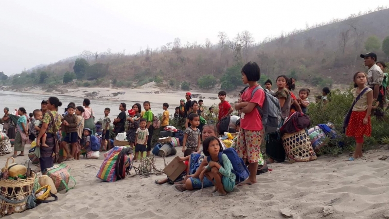 29/03/2021. Refugiados de la etnia karen con sus pertenencias a orillas del río Salween, en Mae Hong Son (Tailandia). - Reuters