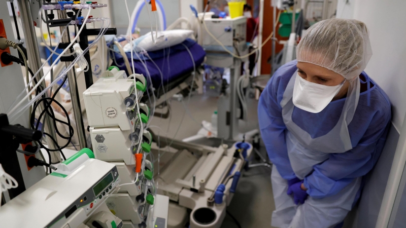 01/04/2021. Imagen de archivo de una trabajadora sanitaria con un equipo de protección en una Unidad de Cuidados Intensivos (UCI), en el hospital de Cambrai (Francia). - Reuters