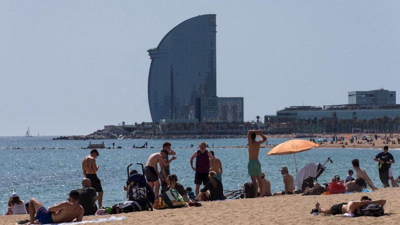 03/04/2021. Vista de la playa de la Barceloneta este sábado en Barcelona (Catalunya). - EFE