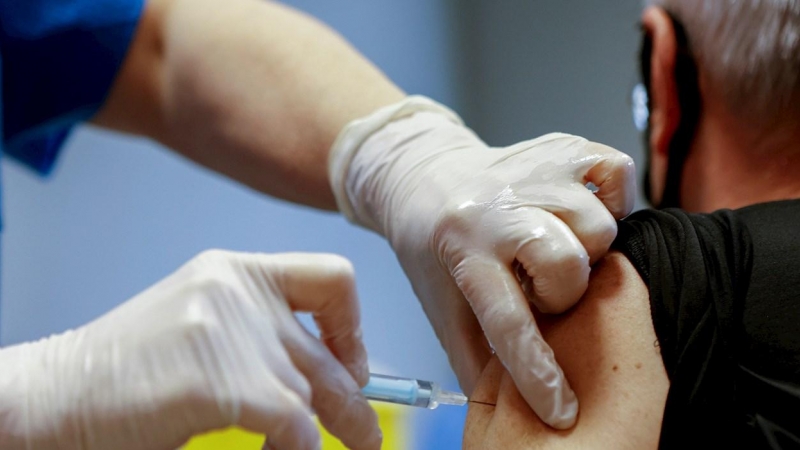 Una mujer se vacuna en el centro de vacunación UB Raval este domingo.