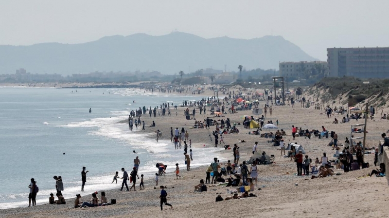 Cientos de personas pasean y toman en sol en las playas de la Dehesa de El Saler, en València, durante el Sábado Santo.