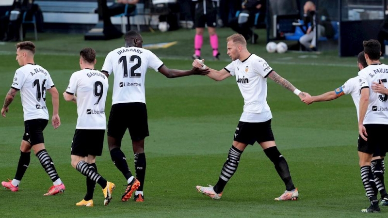 Los jugadores del Valencia, entre ellos Mouctar Diakhaby, celebran tras marcar ante el Cádiz, durante el partido de Liga en Primera División.