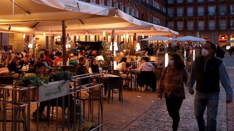 Aspecto que presentaron las terrazas de la plaza Mayor durante este Jueves Santo en Madrid.