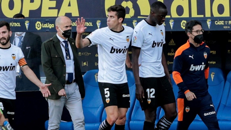 Los jugadores del Valencia abandonan el terreno de juego, durante el partido de Liga en Primera División ante el Cádiz que disputaron en el estadio Ramón de Carranza.