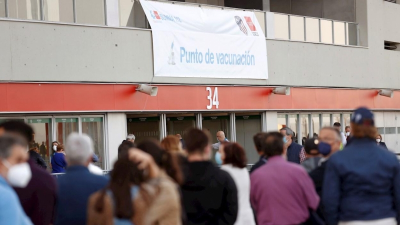 Vista de las personas que esperan para recibir la vacuna este jueves en el estadio Wanda