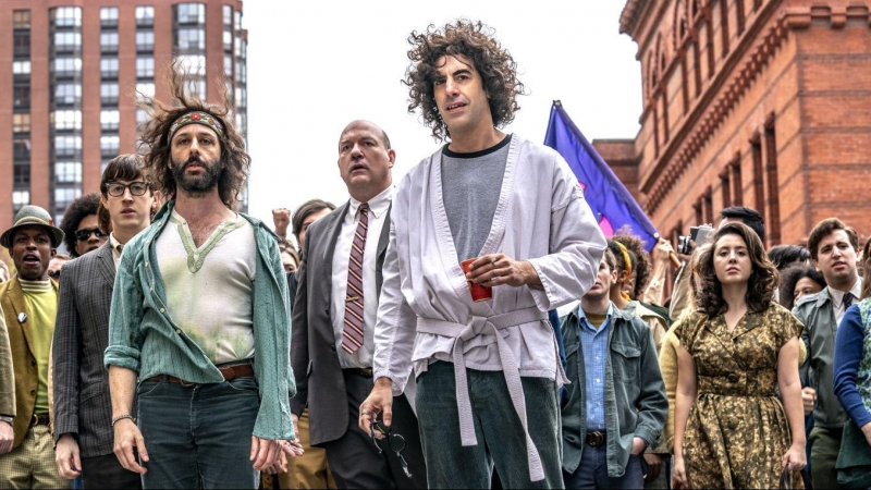 Jeremy Strong, John Carroll Lynch y Sacha Baron Cohen en una escena de 'El juicio de los 7 de Chicago'