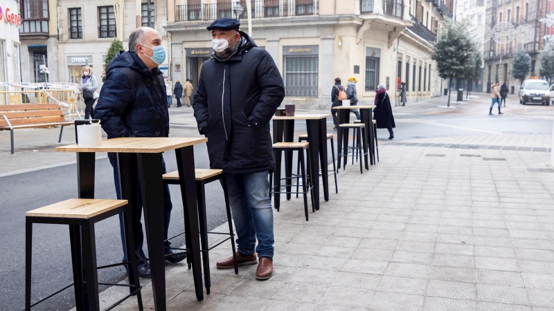 Un par de clientes conversa en la terraza de un bar en Valladolid.