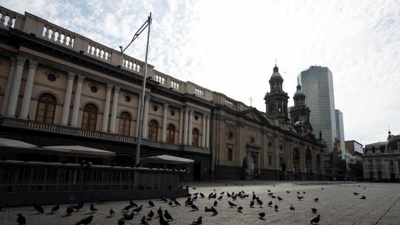 Fotografía que muestra una plaza vacía frente a la Catedral Metropolitana, en el centro de Santiago (Chile).