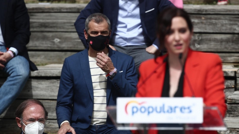 Toni Cantó observa a la presidenta de la Comunidad de Madrid, Isabel Díaz Ayuso, durante la presentación de la candidatura del PP de Madrid para las elecciones a la Asamblea de Madrid en el Auditorio del Parque Lineal del Manzanares, en Madrid (España) a