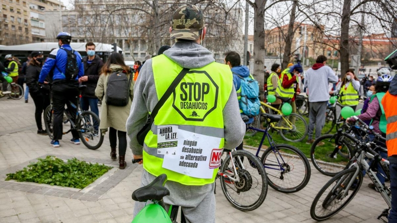 21/02/2021.- Varias personas protestan en bicicleta bajo el lema: 'Ningún desahucio sin alternativa adecuada' durante la manifestación por el derecho a la Vivienda, en el Paseo de la Castellana de Madrid (España). Ricardo Rubio / Europa Press