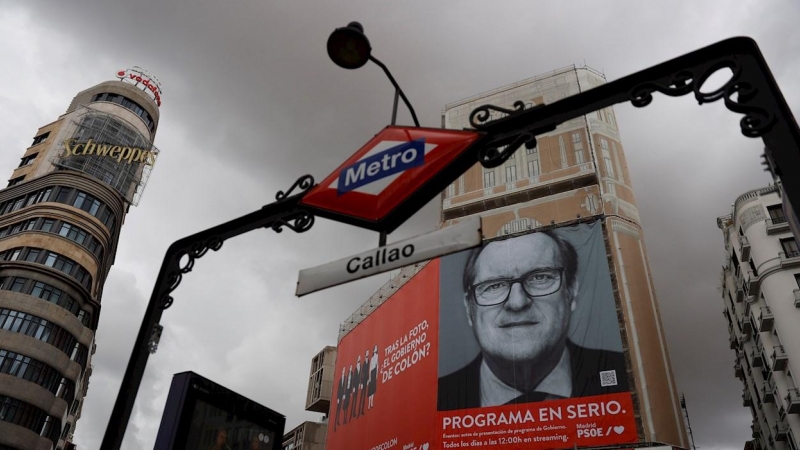Un cartel electoral gigante del candidato del PSOE a la Presidencia de la Comunidad de Madrid, Ángel Gabilondo, en la fachada de uno de los edificios de la madrileña plaza de Callao. EFE/Mariscal