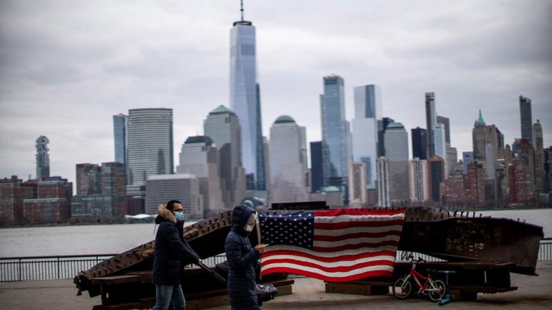 Dos transeúntes pasean por New Jersey