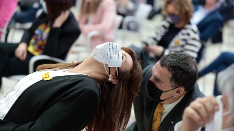 La presidenta del Parlament, Laura Borràs, asseguda amb el cap enrere escoltant Jaume Alonso-Cuevillas el 12 de març de 2021.