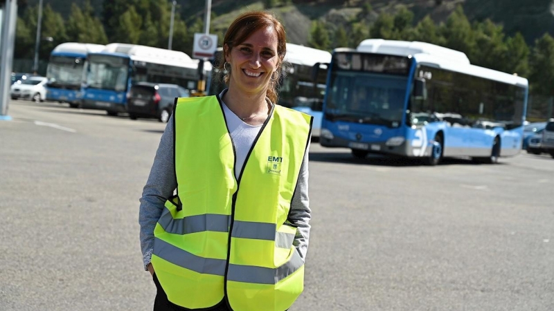 La candidata de Más Madrid a la presidencia de la Comunidad de Madrid, Mónica García durante su visita las cocheras de la EMT de Entrevías en Madrid este lunes donde mantendrá una reunión con el Comité de empresa.