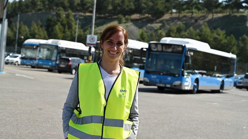 La candidata de Más Madrid a la presidencia de la Comunidad de Madrid, Mónica García durante su visita las cocheras de la EMT de Entrevías en Madrid este lunes donde mantendrá una reunión con el Comité de empresa.