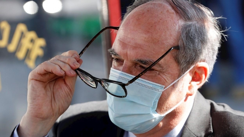 El candidato socialista a la presidencia de la Comunidad de Madrid, Ángel Gabilondo, se ajusta las gafas durante su visita este lunes la localidad de Parla.
