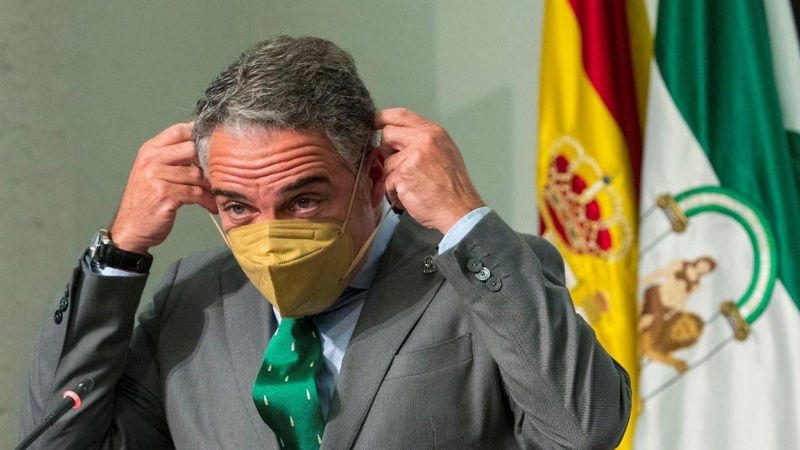 El consejero de la Presidencia y portavoz del Ejecutivo, Elías Bendodo, se ajusta la mascarilla momentos antes de comenzar la comparecencia tras la reunión del Consejo de Gobierno de la Junta de Andalucía